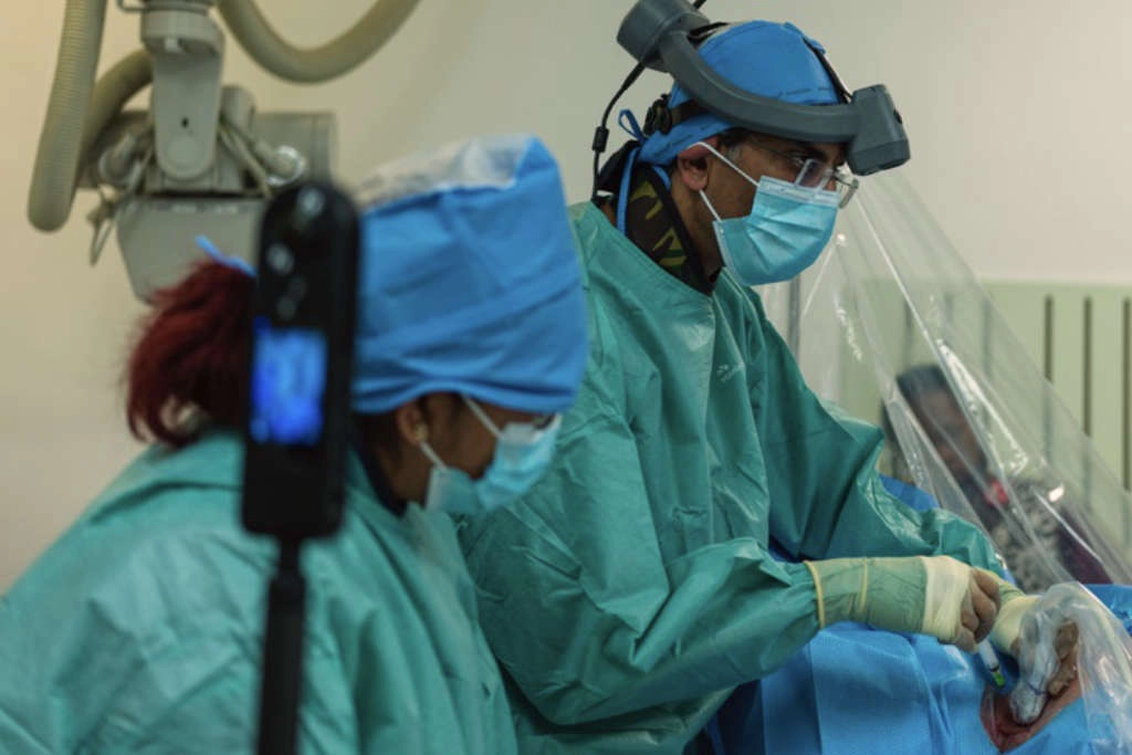 Two surgeons operating being recorded with a 360° camera